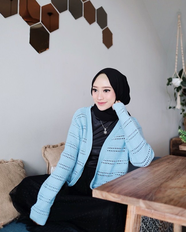 Wajah Rifka Martha kerap ditemukan di berbagai katalog busana muslim. Wanita berwajah manis ini berprofesi sebagai model. Padu padan hijabnya disukai banyak netizen. Kini, ia memiliki 363 ribu followers di Instagram. Foto: Instagram Rifka Martha