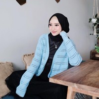 Wajah Rifka Martha kerap ditemukan di berbagai katalog busana muslim. Wanita berwajah manis ini berprofesi sebagai model. Padu padan hijabnya disukai banyak netizen. Kini, ia memiliki 363 ribu followers di Instagram. Foto: Instagram Rifka Martha