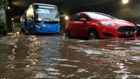 Para pengendara diminta untuk berhati-hati saat melintas.