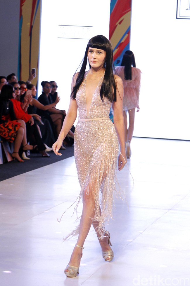Yogie Pratama menampilkan 20 koleksi terbarunya di Fashion Nation 2019, Senayan City, Jakarta, Jumat, [15/03/2019]. Foto: mohammad Abduh/Wolipop