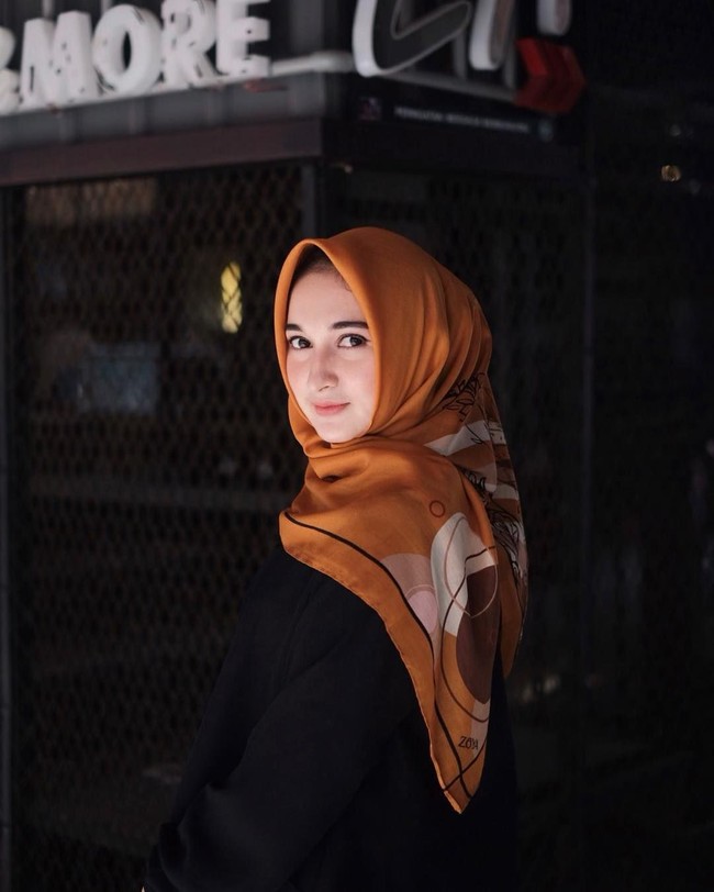 Zsalsa Nadila memiliki 449 ribu followers di Instagram. Tak hanya berwajah cantik dan bertubuh semampai, gayanya kerap menuai pujian karena selalu sederhana. Foto: Instagram/zsalsanadila