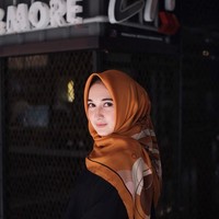 Zsalsa Nadila memiliki 449 ribu followers di Instagram. Tak hanya berwajah cantik dan bertubuh semampai, gayanya kerap menuai pujian karena selalu sederhana. Foto: Instagram/zsalsanadila