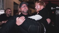 Kevin pun tampak sangat dekat dengan bosnya, Ed Sheeran. Dok. Instagram/securitykev
