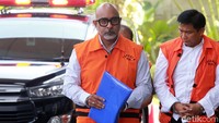 Alexander diduga berperan sebagai perantara suap dari kontraktor pada direktur BUMN itu. Para kontraktor yang diajukan Alexander ke Wisnu pun telah diatur untuk memberikan commitment fee atau biaya untuk memuluskan proyek.
