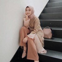 Hijabers bertubuh mungil ini populer dengan nama Nisa Cookie. Ia memiliki gaya sehari-hari yang stylish dan feminin. Kini Nisa memiliki 613 ribu followers di Instagram. Meski sudah memiliki dua anak, ia masih sering disebut mirip anak sekolahan. Setuju? Foto: Instagram/nisacookie