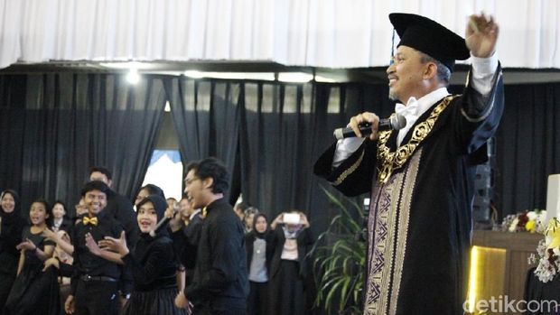 Rektor ITS nyanyi 'Selow' di acara wisuda/