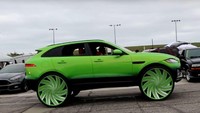 Jaguar F-Pace ini, bisa dikatakan memiliki perubahan terlihat pada seluruh sektor eksterior. Sebut saja pada pemilihan warna yang sangat mencolok, diantaranya warna Red Apple, bersama dengan sentuhan krome, di berbagai sisi, dan pintu yang sudah dilengkapi dengan sound. Tidak lupa, pelek besar 32 inci Azara yang jadi pusat perhatian juga ikut terselip. Foto: Pool (Autoevolution)