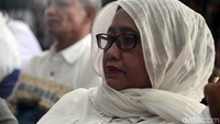Pantauan detikcom, Nanik memasuki ruang persidangan sekitar pukul 09.30 WIB. Dia memakai pakaian berwarna putih dan jilbab putih.