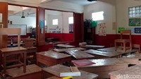 Penampakan salah satu ruang kelas di SDN 106 Ajitunggal yang berantakan usai diterjang banjir.