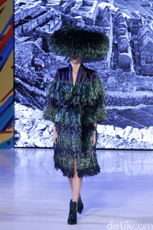 Hian Tjen mempersembahkan rancangan terbarunya pada fashion show hari pertama di Fashion Nation 2019, Senayan City, Senayan City, Jakarta, Jumat, [15/03/2019]. Foto: Mohammad Abduh/Wolipop