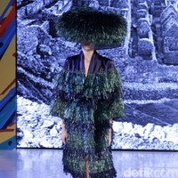 Hian Tjen mempersembahkan rancangan terbarunya pada fashion show hari pertama di Fashion Nation 2019, Senayan City, Senayan City, Jakarta, Jumat, [15/03/2019]. Foto: Mohammad Abduh/Wolipop