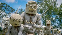 Pria suku Asaro kerap kali melumuri badannya dengan lumpur dan memakai topeng yang terbuat dari tanah liat untuk menutupi mukanya seperti helm. Itu bertujuan untuk menakuti musuh-musuhnya dari suku lain (iStock)