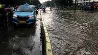 Genangan mulai membanjiri kawasan tersebut dari Jalan DI Panjaitan mengarah ke Kebon Nanas.