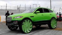 Jaguar F-Pace dimodifikasi dengan mengusung pelek super lebar 32 inci. Hasilnya bisa dinilai cukup aneh, karena tampilan futuristik Jaguar F-Pace berubah layakya mobil Bigfoot dengan kaki-kaki yang sangat tinggi. Foto: Pool (Autoevolution)