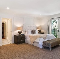 Kamar tidur utama masih dalam nuansa serba putih. Lantai yang dilapisi karpet berwarna coklat menciptakan atmosfer yang hangat. Foto: dok. Alba Realty