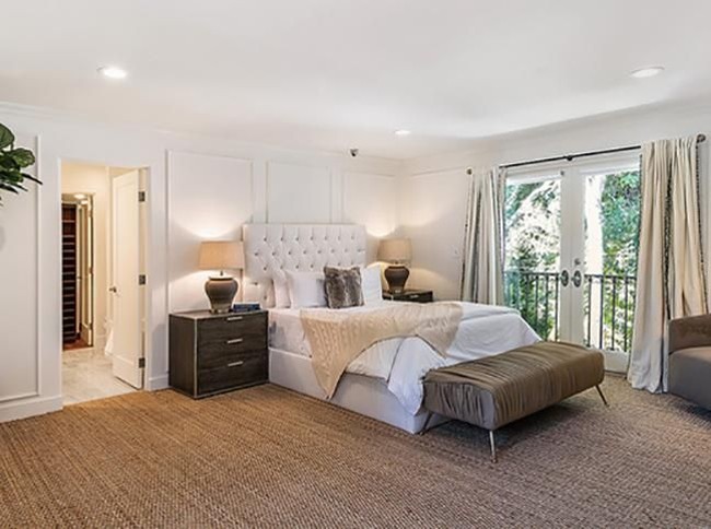 Kamar tidur utama masih dalam nuansa serba putih. Lantai yang dilapisi karpet berwarna coklat menciptakan atmosfer yang hangat. Foto: dok. Alba Realty