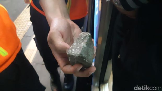 Batu yang dilempar ke KRL