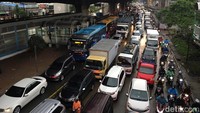 Bus TransJakarta pun nampak tak bergerak karena jalurnya juga dipenuhi oleh kendaraan pribadi.