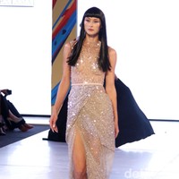 Yogie Pratama menampilkan 20 koleksi terbarunya di Fashion Nation 2019, Senayan City, Jakarta, Jumat, [15/03/2019]. Foto: mohammad Abduh/Wolipop