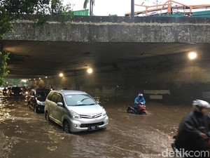 Kolong Tol Cawang Banjir Parah, Kemacetan Ekstrem Terjadi