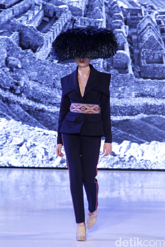 Hian Tjen mempersembahkan rancangan terbarunya pada fashion show hari pertama di Fashion Nation 2019, Senayan City, Senayan City, Jakarta, Jumat, [15/03/2019]. Foto: Mohammad Abduh/Wolipop