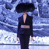 Hian Tjen mempersembahkan rancangan terbarunya pada fashion show hari pertama di Fashion Nation 2019, Senayan City, Senayan City, Jakarta, Jumat, [15/03/2019]. Foto: Mohammad Abduh/Wolipop