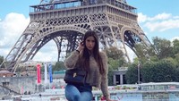 Liburan ke Menara Eiffel, Nadia justru bergaya casual dengan jeans serta sweater berbulu. (Instagram/@nadiavilesgarcia)
