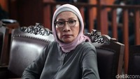 Ratna Sarumpaet didakwa membuat keonaran dengan menyebarkan hoax penganiayaan. Ratna disebut sengaja membuat kegaduhan lewat cerita dan foto-foto wajah yang lebam dan bengkak yang diklaim akibat penganiayaan, meski sebetulnya karena operasi plastik.