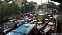 Hujan deras yang mengguyur wilayah Jakarta membuat sejumlah titik tergenang banjir dan membuat jalan menjadi tersendat.