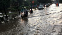 Para pengendara nekat menerobos genangan.