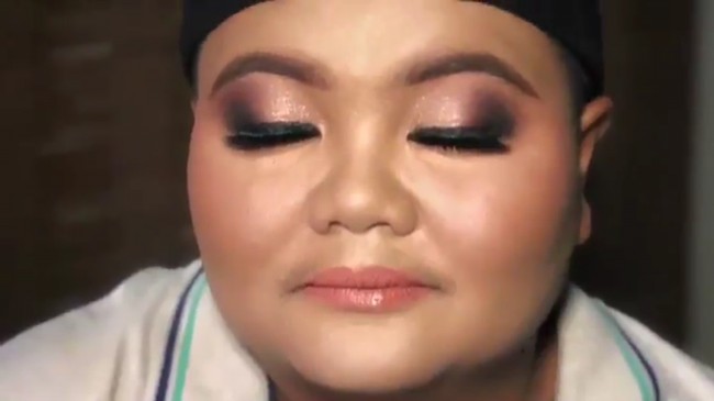 Mentransformasi saudara perempuan saya Effa. Dia bekerja sebagai pelatih keamanan. Sebelum saya merekam video ini, dia berkata bahwa dia ingin mulai mengenakan jilbab dan belajar bagaimana cara merias wajahnya sendiri. Saya menawarkan diri saya untuk melakukan makeover, cuit Isma. Foto: Screenshot Twitter