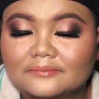 Mentransformasi saudara perempuan saya Effa. Dia bekerja sebagai pelatih keamanan. Sebelum saya merekam video ini, dia berkata bahwa dia ingin mulai mengenakan jilbab dan belajar bagaimana cara merias wajahnya sendiri. Saya menawarkan diri saya untuk melakukan makeover, cuit Isma. Foto: Screenshot Twitter