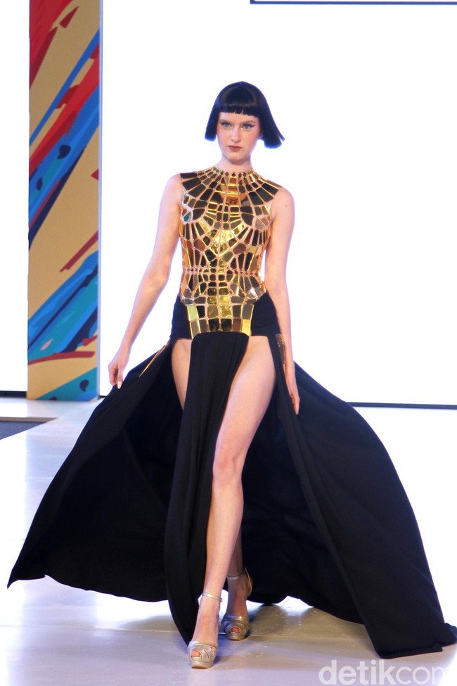 Yogie Pratama menampilkan 20 koleksi terbarunya di Fashion Nation 2019, Senayan City, Jakarta, Jumat, [15/03/2019]. Foto: mohammad Abduh/Wolipop