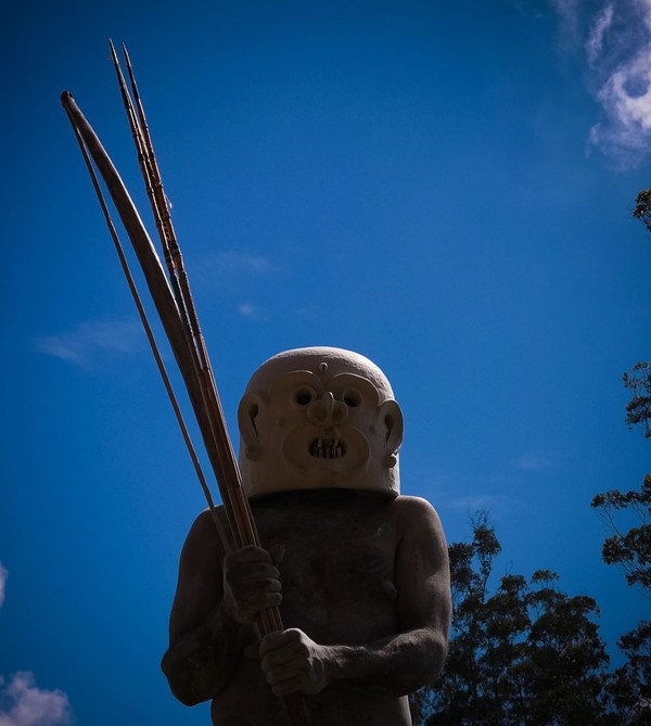 Mereka berkulit hitam dan berambut ikal. Tapi ada satu ciri khas dari mereka, yakni menggenakan topeng dan badannya berwarna putih! (iStock) Mereka berkulit hitam dan berambut ikal. Tapi ada satu ciri khas dari mereka, yakni menggenakan topeng dan badannya berwarna putih! (iStock)