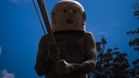 Mereka berkulit hitam dan berambut ikal. Tapi ada satu ciri khas dari mereka, yakni menggenakan topeng dan badannya berwarna putih! (iStock)