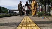 Salah satunya dengan menyediakan ubin pemandu pada sejumlah fasilitas umum seperti trotoar.