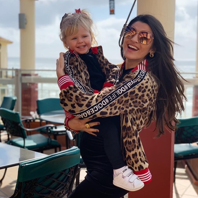 Menikahi seorang dokter, membuat Alisson Becker berbeda dari pemain bola kebanyakan yang jatuh cinta pada seorang model. Sepertinya hal itulah yang membuatku berbeda dibanding pemain bola lainnya. Dan ketika kamu sedang sakit, tentu akan lebih baik, hidup bersama dokter ketimbang seorang model, kelakarnya. Foto: Instagram @ natalialbecker