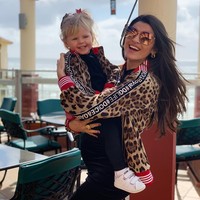 Menikahi seorang dokter, membuat Alisson Becker berbeda dari pemain bola kebanyakan yang jatuh cinta pada seorang model. Sepertinya hal itulah yang membuatku berbeda dibanding pemain bola lainnya. Dan ketika kamu sedang sakit, tentu akan lebih baik, hidup bersama dokter ketimbang seorang model, kelakarnya. Foto: Instagram @ natalialbecker