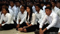 Total sebanayak 286 atlet dari berbagai cabang olahraga yang berbeda-beda hadir untuk dilantik sebagai PNS di kantor Kemenpora, Jakarta.