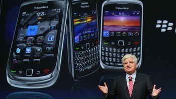 Inilah Mike Lazaridis, salah satu pendiri BlackBerry. Mike yang keturunan Kanada dan Yunani ini menjadi co Chairman dan Co Ceo RIM sejak tahun 1984 sampai tahun 2012. Tangan dinginnya sempat membawa BlackBerry jadi produsen smartphone kenamaan di era 2000-an. Foto: Getty Images