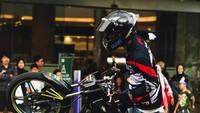 Salah satu aksi freestyle motor yang ditampilkan.