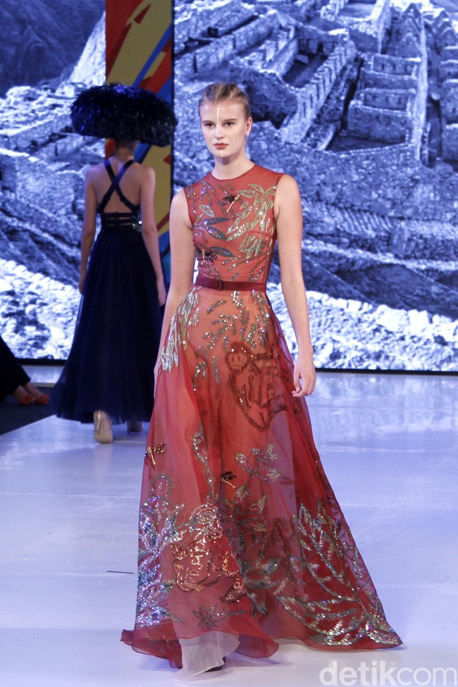 Hian Tjen mempersembahkan rancangan terbarunya pada fashion show hari pertama di Fashion Nation 2019, Senayan City, Senayan City, Jakarta, Jumat, [15/03/2019]. Foto: Mohammad Abduh/Wolipop