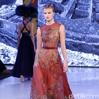 Hian Tjen mempersembahkan rancangan terbarunya pada fashion show hari pertama di Fashion Nation 2019, Senayan City, Senayan City, Jakarta, Jumat, [15/03/2019]. Foto: Mohammad Abduh/Wolipop