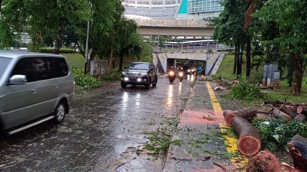 Lalin dari arah HI ke Blok M sempat tersendat.