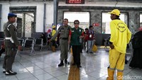 Di dalam Stasiun Tanjung Priok telah disediakan ubin pemandu untuk warga tunatera. 