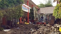Ratusan siswa SDN 106 Ajitunggal, Ujungberung, Bandung, Jawa Barat, terpaksa diliburkan. Sebab sebagian besar bangunan sekolah rusak diterjang banjir pada Senin (1/4/2019) sore kemarin.