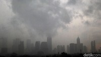 BMKG memperkirakan cuaca cerah berawan kembali terjadi pada malam hingga dini hari nanti. Suhu Jakarta diperkirakan berada pada 23-33 derajat Celsius.