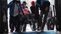 Tetapi belum ada akses khusus bagi warga yang memakai kursi roda. Sehingga masih harus dibantu warga.