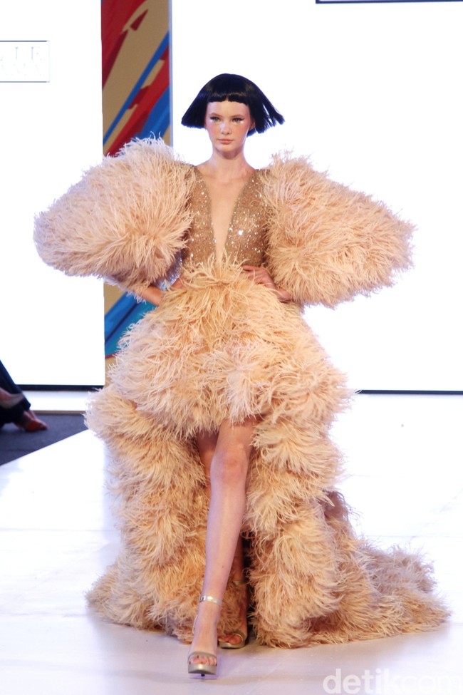 Yogie Pratama menampilkan 20 koleksi terbarunya di Fashion Nation 2019, Senayan City, Jakarta, Jumat, [15/03/2019]. Foto: mohammad Abduh/Wolipop