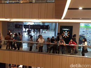 Naik MRT Jakarta, Pengunjung Ramai-ramai Makan Siang di Blok M Plaza